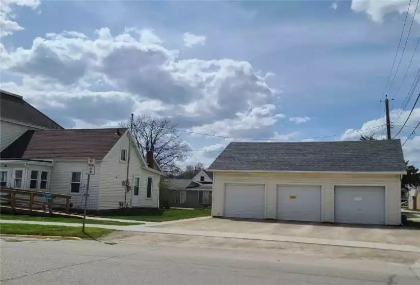 403 4th Street, Vinton, IA 52349, ,Residential,For Sale,4th,2402452