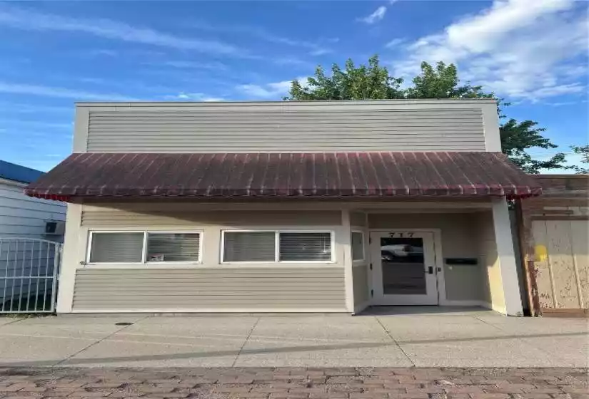 717 12th Street, Belle Plaine, IA 52208, ,Commercial Sale,For Sale,12th,2404581